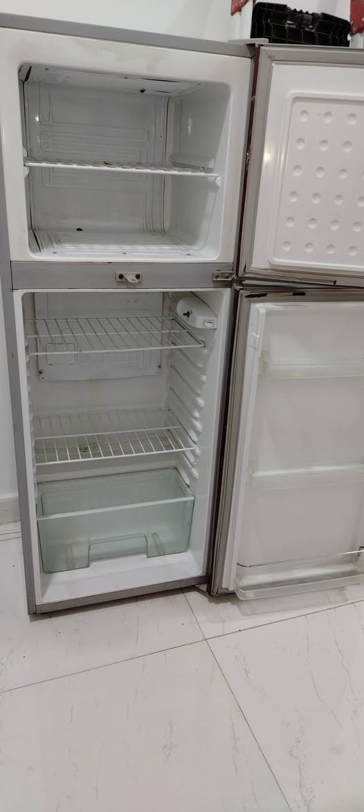 ثلاجه للبيع تبرد وتجمد مابيها اي خلل السعر مناسب الي يحب يشتري وات ساب ***********
