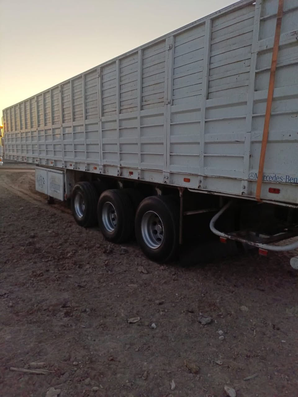 السلام عليكم للبيع عربانه.  حداده   اجناب  تخم تاير. شاصي 14 دناكير. 14 مطبخ وثلاجه طول 12 ونص السعر 125 وبيه مجال العنوان البصره. القرنه . استفسار   ***********
