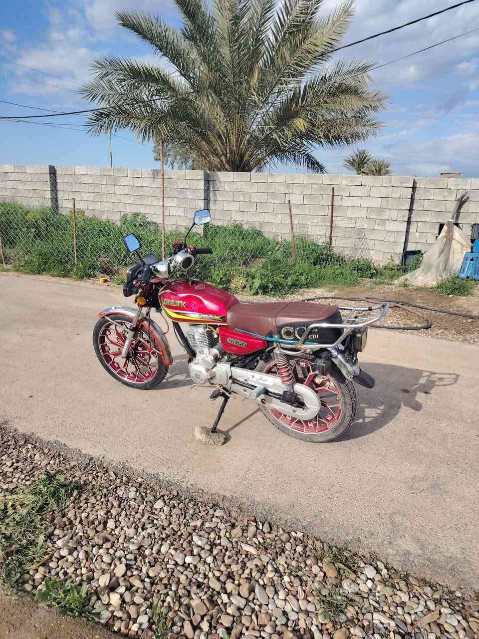 السلام عليكم دراجه موديل. 25 اوراق كامله محرك كفاله بيهه نواقص قليله ستان وتانكي بي طعجه قليله وباتري بس  مكان الخالص التحويله السعر 650 وبيهه مجال ***********
