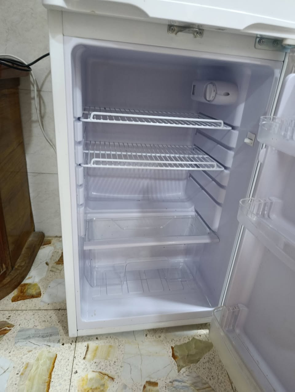 ثلاجة جديدة اشتريته ب250  استعمال 6 اشهر بس ما استخدمته هواي شوفت عينكم نضيفة شخط مابيهة اريدهة ب170 نهايته ب150 عنوان بغداد كمالية رئاسة رقم ***********
