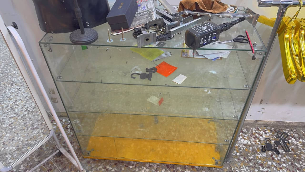 السلام عليكم للبيع غراض محلات مستخدمه شي قليل اخو الجديد ***********
