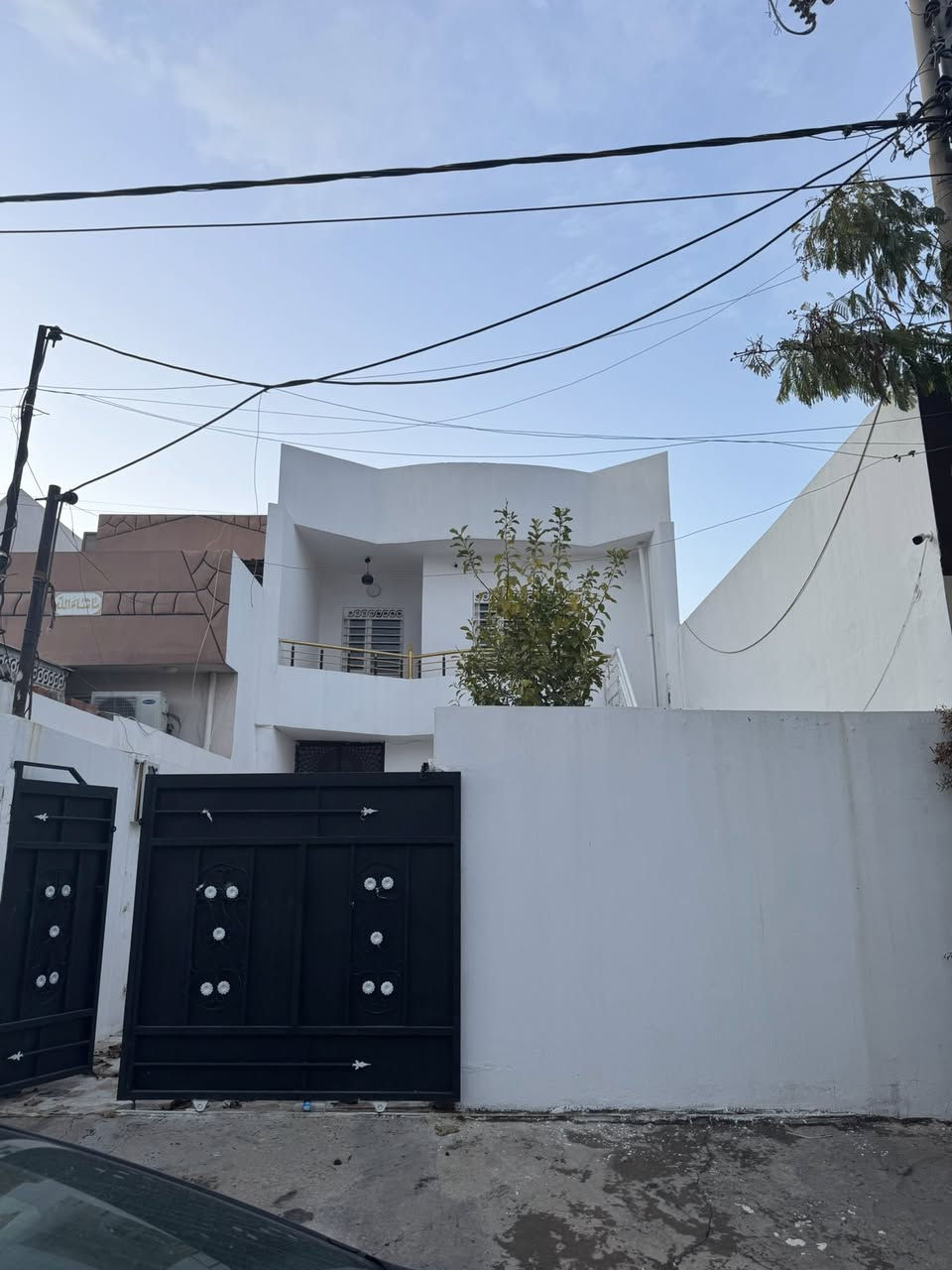 دار 🏠 البيع سعر مناسبة المساحة 
150 متر مربع ✅ 
قاطين فارغ تسليم 🚚 البيت مباشر 
متكون دار من 3 غرفة نوم 🛌 
مطبخ و صالة 
صحيات خارجي داخلية بناء 🚧 حديث سقف ثانوي سرميك كامل ♥️. اتصال سريع رقم الهاتف *********** ♥️مكتب النورس العقارات بيع وشراء العقارات فقط طابو
