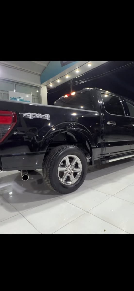 فورد f150   Xlt  شكل جديد 
2024محرك 5000 V8 
ماشي 20 الف 
باب طويل بدي قصير 
دفع رباعي ( دبل اكسل ) 
المواصفات 
شاشه جبيره 
كيج الكتروني 
٥ كامرات محيطيه 
حساس امامي خلفي 
نقطه العمياء 
لايت زينون 
بك لايت لد 
حادث سياره بابين جهه العبري صبغ 
وبحاملغ الامامي بي بارد شويه 
بجم كبس خلف كبس 
السعر 292 $ وبي مجال بسيط 
العنوان اربيل شارع ١٠٠ 
***********@
