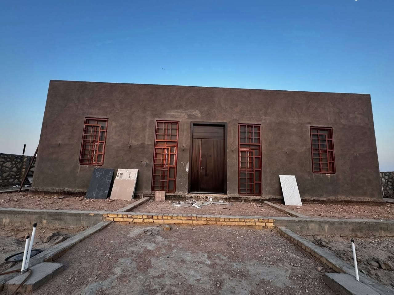 #دار_للبيع 🔺العنوان:-الديوانية طريق الدغاره مباشر ع الشارع العام قبل جامع زبيد مساحه نص دونم 1250متر
🔺نوع العقار زراعي سند 25 مداور مباشر 
🔺البناء 180متر الباقي مساحه حديقه 
🔺يحتوي ع غرفتين وصاله كبيره ومطبخ وصحيات 
🔺البناء درجه اولى 
🔺كاع حلوه ومكان ع شارع عام يصلح سكن 
—————————
▪️ #نستقبل_جميع_عروضكم
———————————————————
🔺#للاستفسار الاتصال ع الأرقام التالية 
 ***********📲 
http://wa.me/+964*********** 📲  
—————————————————————
او زيارة مكتبنا
🔺مكتب دره المشرق للاستثمار والتطوير العقاري 
🔺العنوان:-حي الجزائر الشارع العام مقابيل مطعم باسم ابو المحشي
