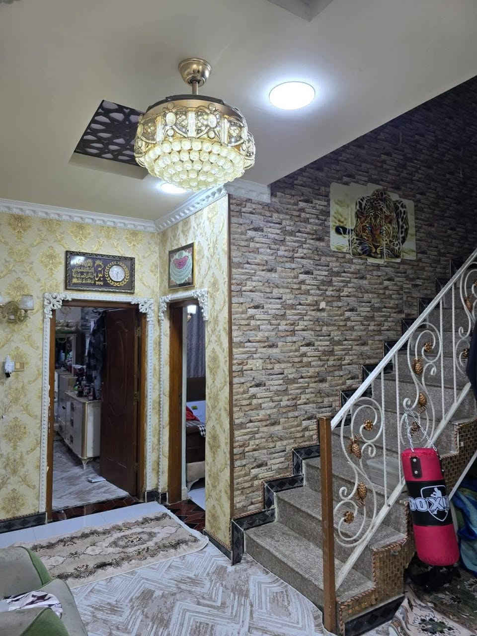 يعلن مكتب المرتضى للعقارات عن توفر
بيت للبيع ، في الاربع شوارع ، قرب مدارس الادريسي
طابقين ، بناء حديث
المساحة / 266 متر
الواجهة / 13.5 متر ، واجهة حجر
يحتوي على / 5 غرف وصالة واستقبال ومطبخ وكراج وحديقة وصحيات
سعر البيت / 550 مليون

توجد لدينا عروض اخرى
للأستفسار الاتصال على الارقام التالية
 *********** - ***********
نستقبل كافة العروض والاعلانات نشرها وترويجها مجانا
عنوان المكتب / الجنينة / شارع جامع الكرناوي / مقابل فتافيت سنتر

