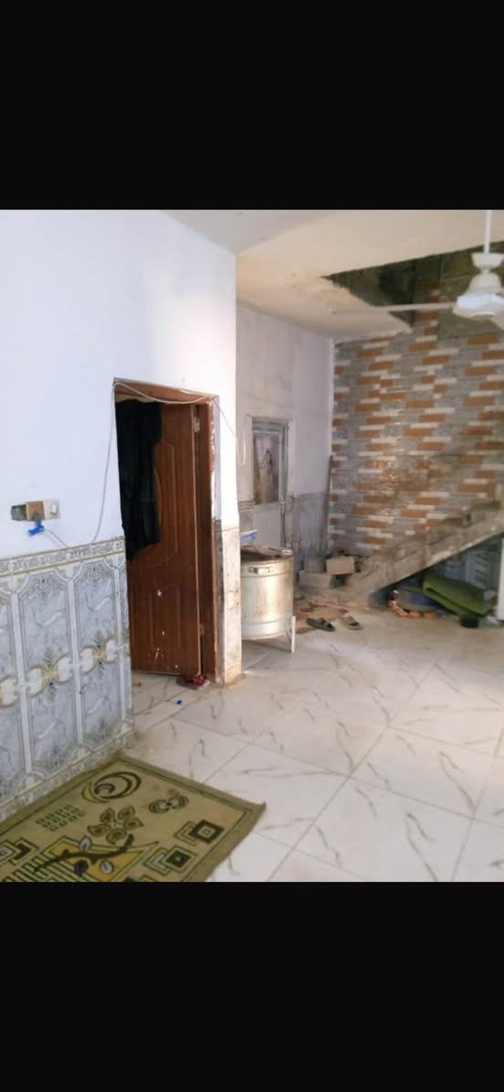 بيت  100 متر كونكريت  طابقين زراعي سند 117 للبيع كول الخدمات متوفره ماء الابي بالباب مجاري محولة كهرباء جديدة البيت طابق الاول براني +مطبخ +صالة +غرفة +صحيات داخليه وخارجيه طابق الثاني صاله و 3 غرف نوم وحدة كامله واثنين والصالة عوزهن لبخ البيت يصلح للزوار بي 4 العنوان كربلاء شبانات قرب دار الايتام والحولي ابو مهدي المهندس ال 100 يبعد عن الامام 4 كيلو السعر 37 مليون بي مجال قليل للاتصال ‭***********‬
