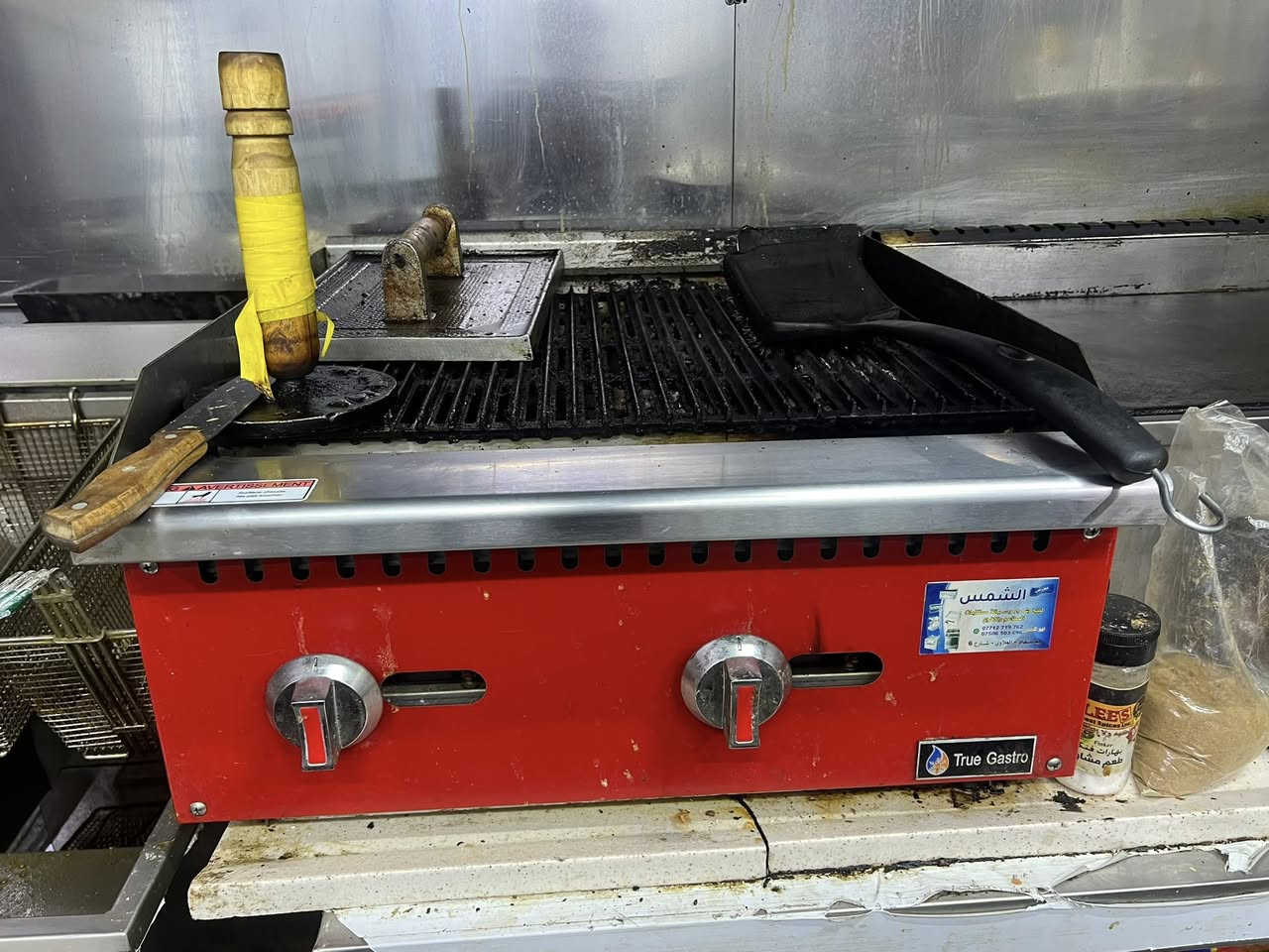 غراض مطعم وجبات سريعة للبيع مستخدمة 4 اشهر فقط ( برادات عدد2/ مجمدات عدد 2 /ميز عدد 4/ قلاية/ كرل عدد2 / حمايات عدد 3/كاشير مع الطابعات / سنك/ ميز قرمشة / نواعم كاملة 
***********
