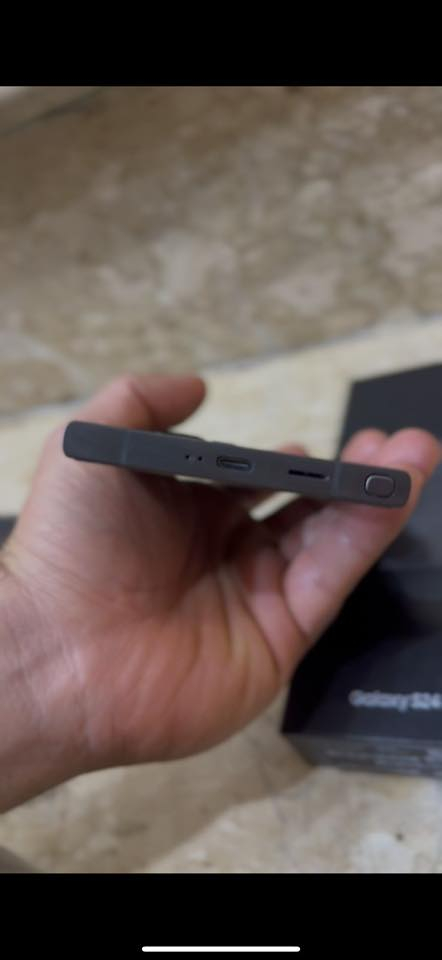 السلام عليكم عندي جهاز سامسونج S24  الترا مستخدم 3 اشهر فقط جديد ذاكره 256 مكاني الغزاليه *********** سعر 950 الف وبي مجال
