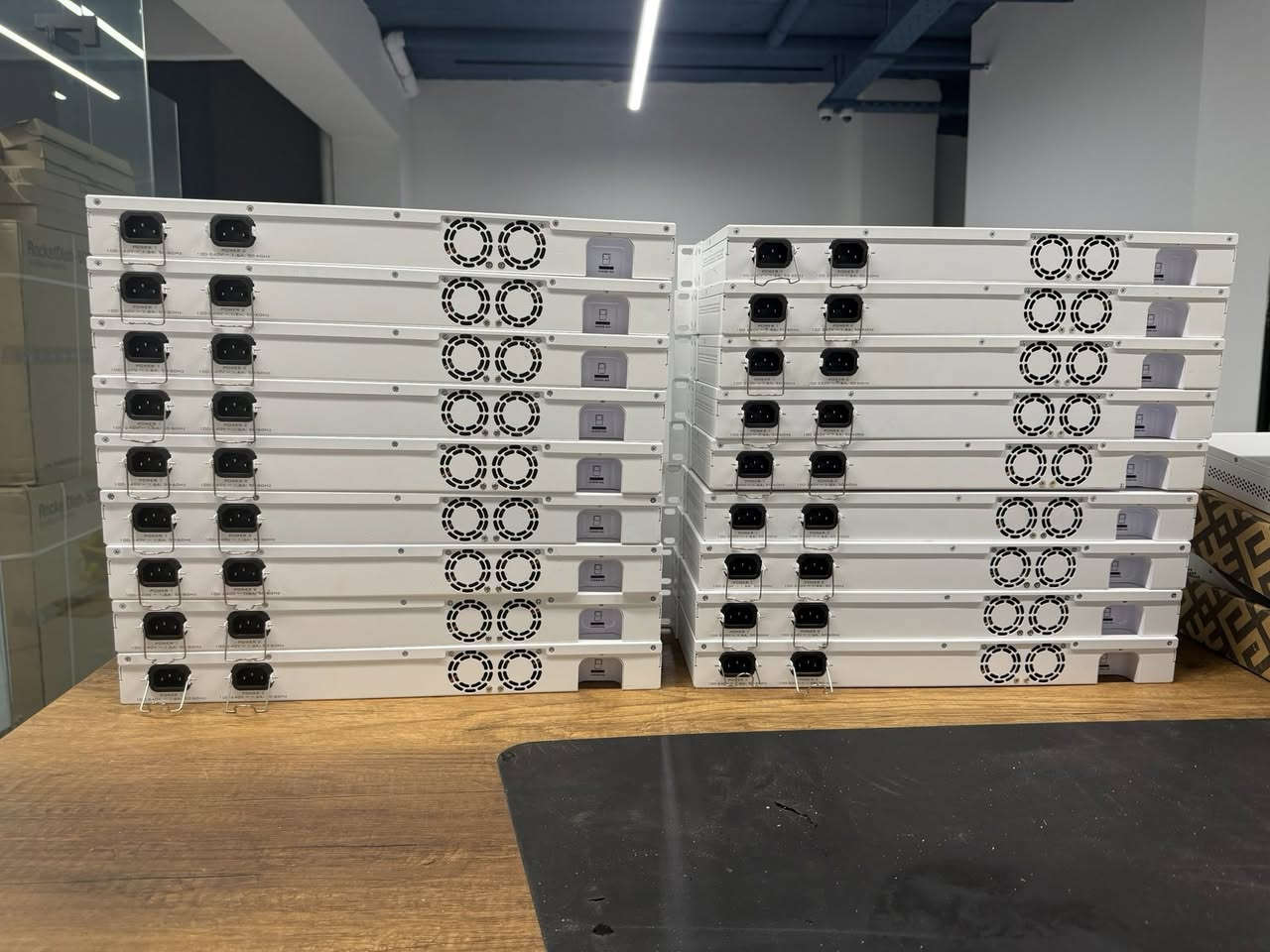 توفر لدى مكتبنا 
كلاود كور 1009 بلص نضافته 100‎%‎كمية مفتوحة سعر القطعه 550 الف
كلاود كور 1009 عادي سعره 375الف
كلاود كور 1016 بالكارتون سعره 700 الف
كلاود كور 1016 كل بورتاته sfp بالكارتون 500 الف
يوجد لدينا توصيل لكافة المحافظات 
***********
