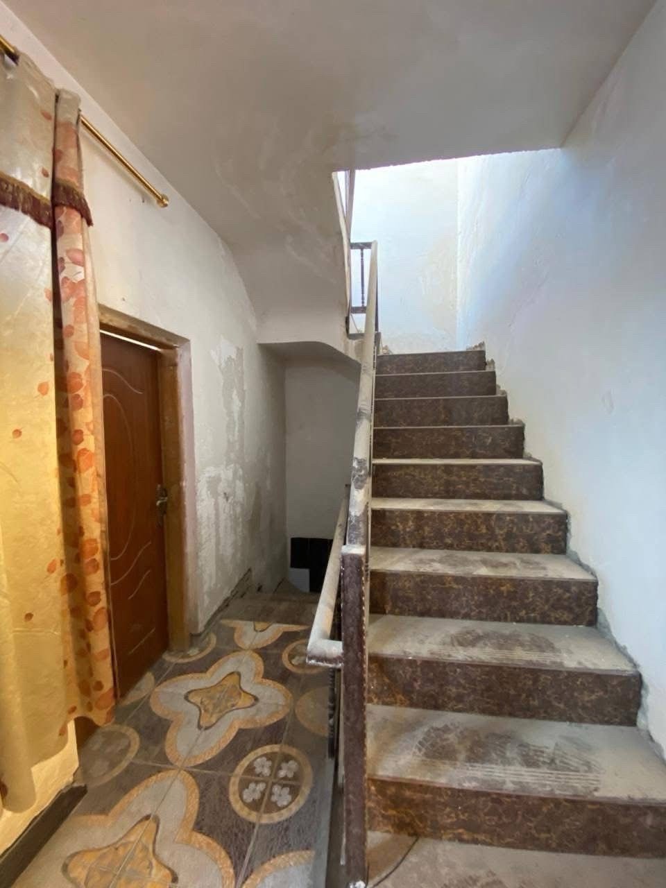 بيت مساحه ٥٠ نزال ١٠ ب٥ متر طابو ملك يتكون من استقبال ومطبخ ومنور وحمام وحمام خارجي وطابق ثاني غرفتين كامل مكمل مناقصه ايشي عنوانه حي الانتصار مقابيل مستشفى حمادشهاب 
