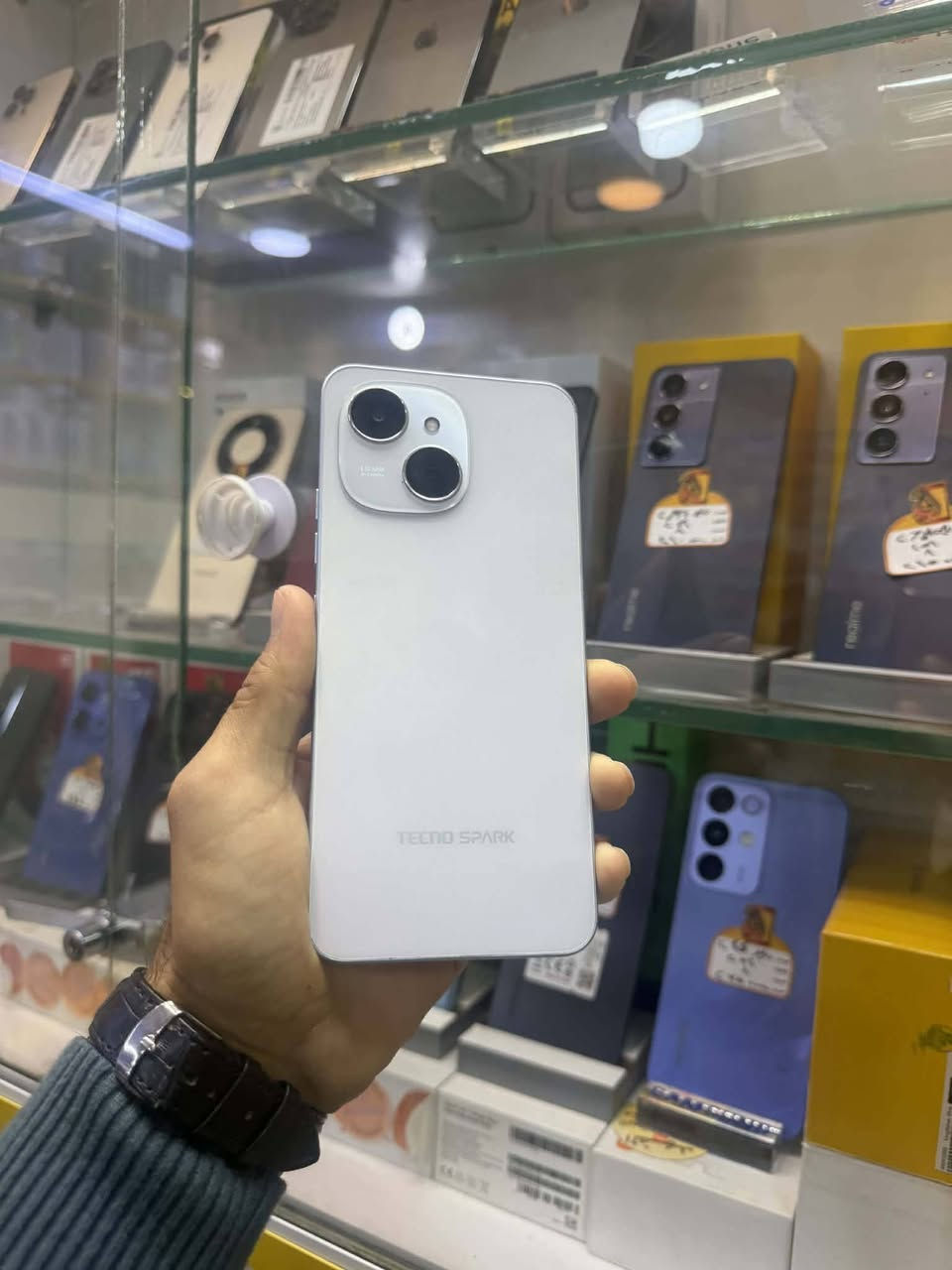تكنو سبارك 40سي الذاكره 256عشوئيه 8+8 بطاريه 6000 شاشه 120هيرتز جهاز مكفول فقط كسر بسيط بلشاشه جوه مامئثر ابد السعر مناسب جدا 105 الاستفسار خاص او الاتصال ***********بي وات ساب
