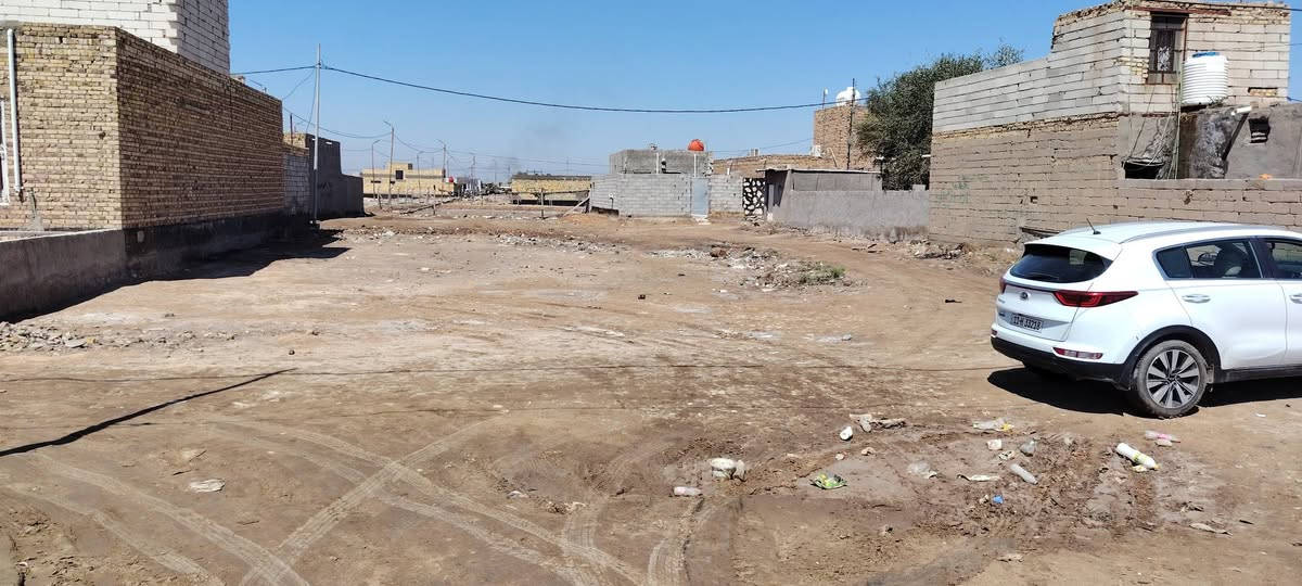 السلام عليكم قطعة أرض للبيع السنيه خلف معمل الاصباغ مجاور مجمع الصادق  مساحه ٦٠٠ مع ١٠٠ فظله توجد كل الخدمات بيها فرع واحد عن تبليط الاستفسار رقم الموبايل *********** اتصل وتدلل

