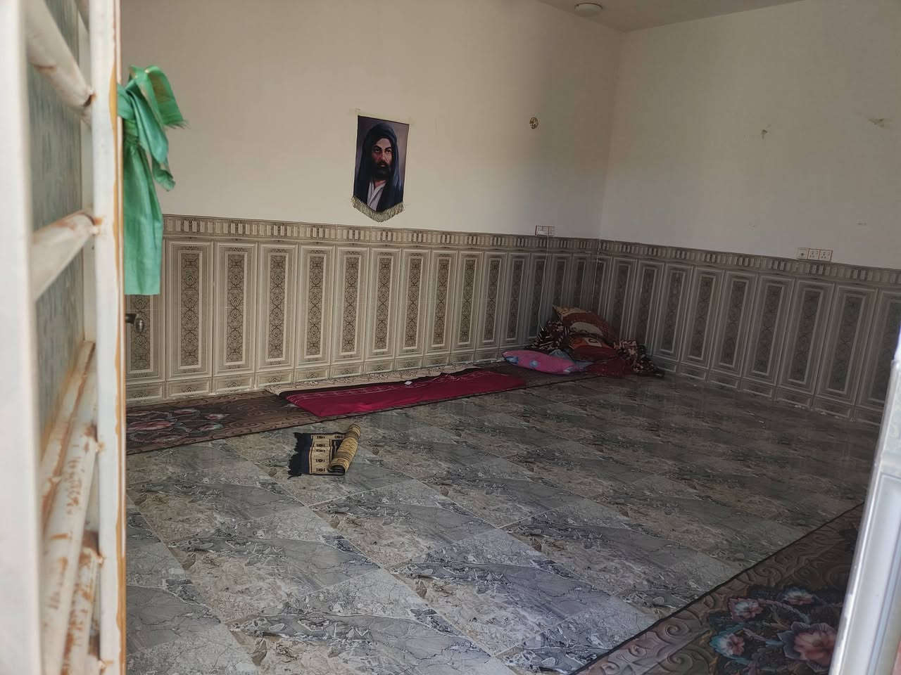 السلام عليكم بيت 200متر طابو سند 25للبيع ب90وبيه مجال يحتوي على ثلاث غرف صاله ااستقبال كراج مطبخ حار بارد يبعد عن طريق بغداد كربلاء 300م عمود 337خلفمجمع الشيخ الكليني  رقمي واتس ***********
