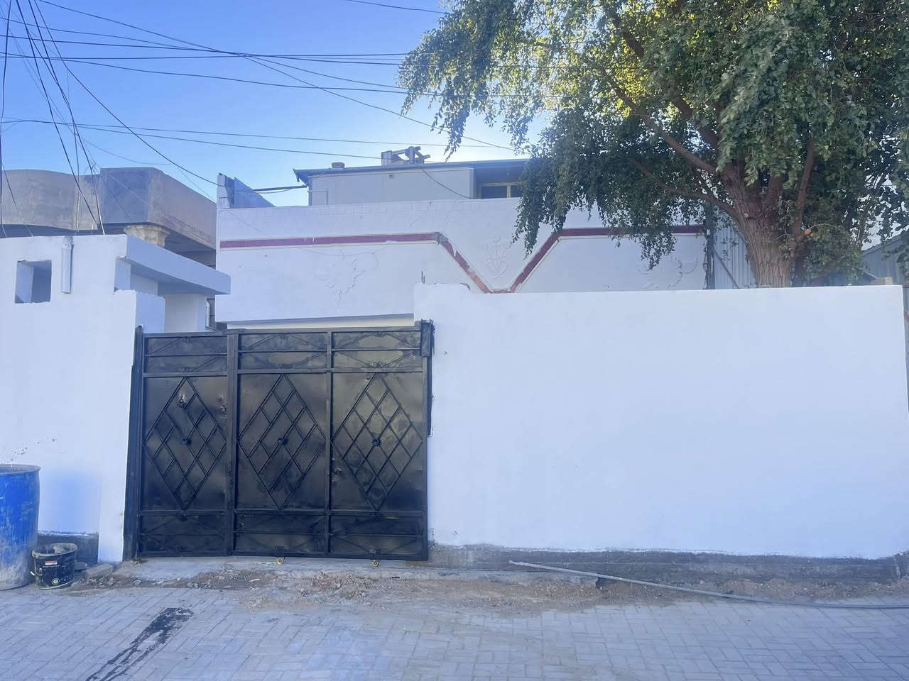 السلام عليكم
يوجد بيت لل ايجار في منطقه ال ٥ كيلو
السايدين اليدخلن إلى مجمع عمر الراوي
يتكون البيت من

غرفه نوم
ومطبخ
وحمامات داخليه وخارجيه
وهول 
واستقبال 
بيت ترميم جديد بضهر صيدليه الامل 
سعر الايجار

350 الف دينار وبي مجال 
لل استفسار الاتصال ع الأرقام التاليه 

  ابو عمر. ***********
يتوفر واتساب
