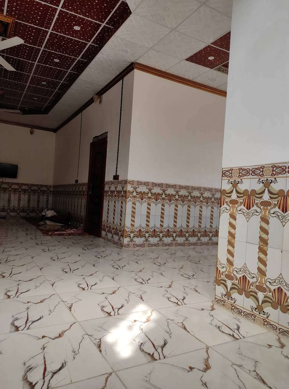 بيت للبيع 3 غرف وهول ومطبخ جاهز مع قطعه فارغه مكان المملحه شارع لباب وكهرباء وماي كله بل باب سعر 60مليون وبيه مجال ***********
