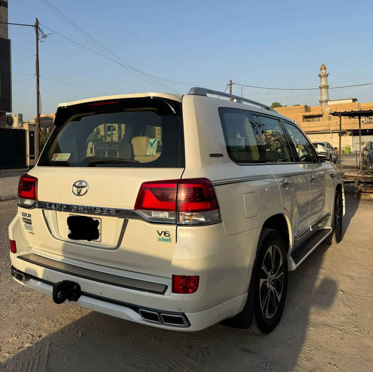 لاندكروز GXR موديل 2021 
مكفولة كفالة عامة فول فول مواصفات 

محفول محرك وگير و گشر 

لون ابيض 
الفئة(GxR) SAS-ساز 

محرك 4000 (6 اسلندر)

رقم بغداد بإسمي تحويل مباشر 

سنوية لشهر الثامن سنة 2026

المسافه المقطوعه 123,000 الف قابل للزياده

المواصفات:

فتحة سقف سلايت

جنطة كهرباء

تحكم سترين جهتين

كراسي كهرباء 

3 قطعة تبريد

بصمة تشغيل عن بعد

الدخول ذكي

حساس خلفي

حساس امامي

شاشة امامية

مثبت سرعة

زراك لايت

لايت زنون

تخم تاير جديد

ثلاجة داخلية  

مكان السياره بغداد حي الجامعة نفق الشرطة

رقم صاحب سيارة ***********
