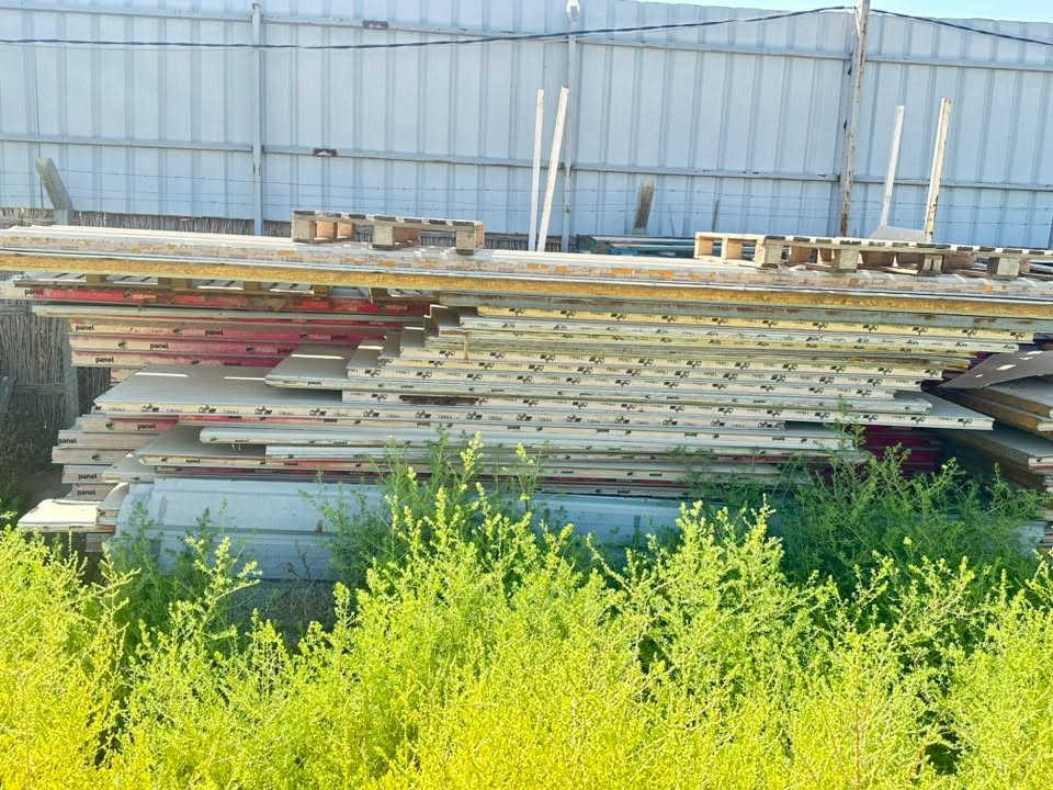 السلام عليكم ساندوج مستخدم نضيف جداري ٣متر طول تقريبا متوفر ٣٠ قطعه وسقفي ٨ متر ١٦ قطعه متوفر واجهات اقفاص حديد واجهات جام كلشي بسعره 

المكان بغداد *********** وتساب
