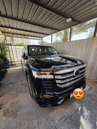 ، للبيع لاند كروز لمتد  VX Limited  لون اسود موديل 2025 فول مواصفات 1/...