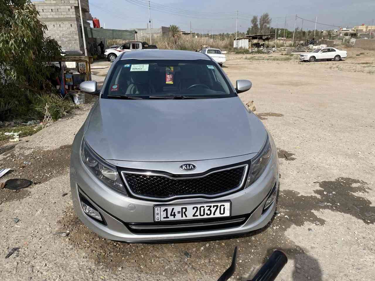 سلام عليكم كي فايف 2014 كوري سياره جديدة و نظيفة مكينه كير ما مفتوحات لا تبخير و لا تنقيص بدي كفاله من ضربة بيها 4 قطع صبغ بكوريا بدون ضربه ولا تبديل سياره فول لد  امامي خلفي  زنون كشن كهربائي و بية تدفئة و تبريد .. تبريد ثلج تخم تاير جواها كامرات تسجيل خلفي امامي هواي بيها مواصفات عارضها 125 مكاني البصره للاستفسار ***********
