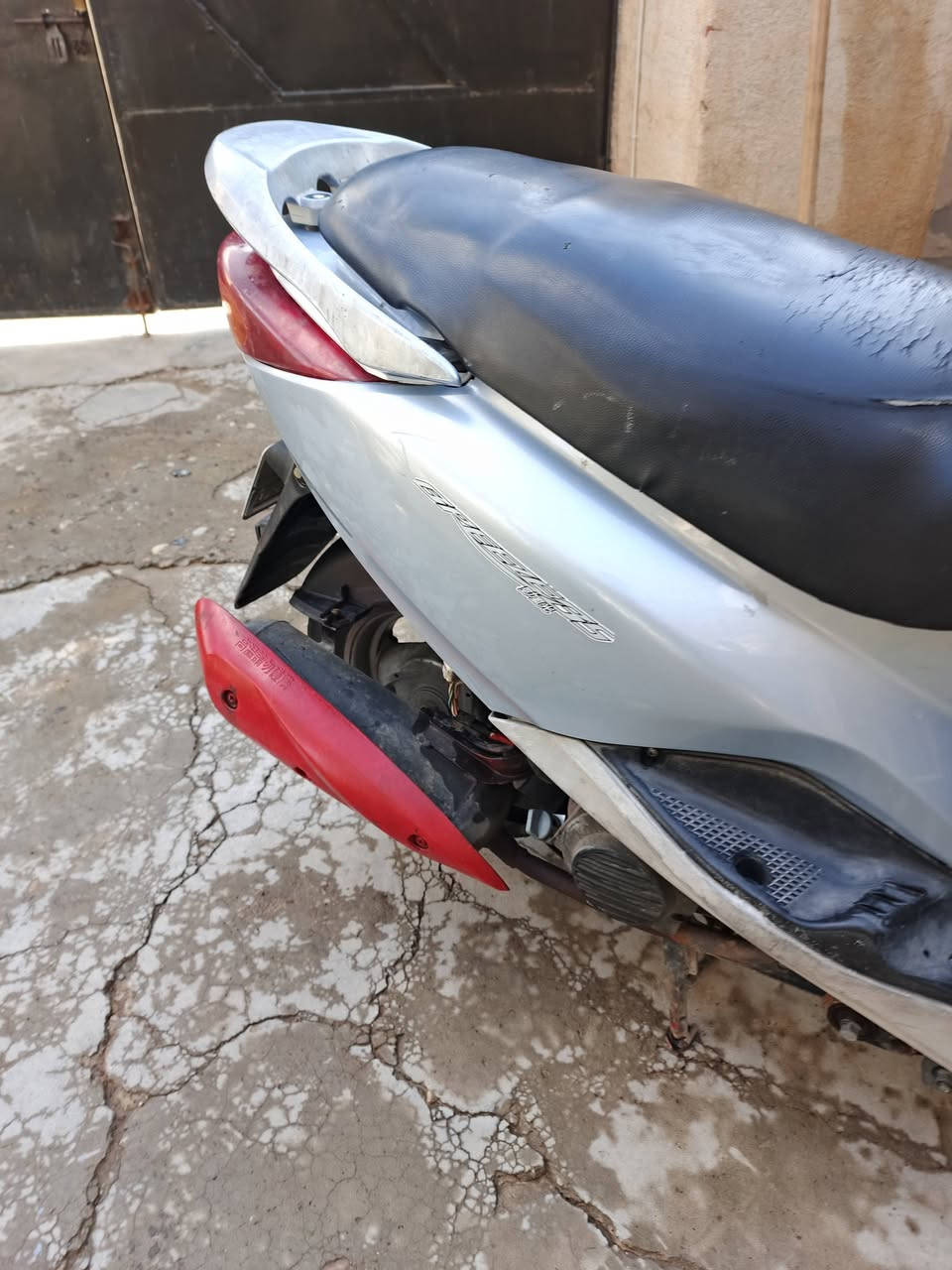 السلام عليكم بريز لايت جوه للبيع 140 نضيفة سلف جديد خرز رياضي سويجين  وبصمات ثنين تشغيل عن بعد وتفاصيل البصمه خاص وبصمه بل دراجه تشغل وتطفي سعر 800 الف وبيهة مجال الرقم ***********
