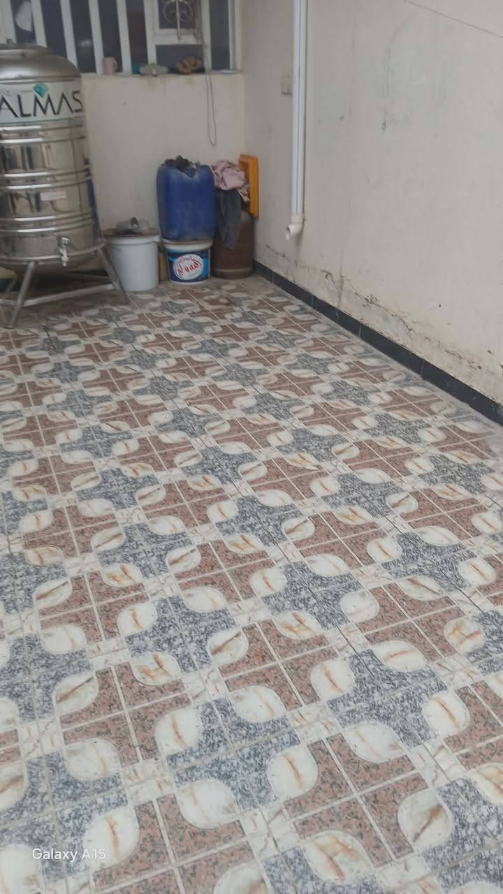 دار للبيع طابو صرف مساحة ١٥٠ متر
في البوابة بداية القاطع الاول بناء حديث طابق واحد

يحتوي على غرفة نوم واستقبال ومطبخ وصالة ومناور وكراج والطابق الثاني صحيات وبيتونه وسطحين وجه ٧ ونص 

موقع سكني جيد جدا مؤجر حاليا وبسعر جيد ان شاءالله 

مكتب عقارات بلدروز بن عريبي

أ  - مصطفى عريبي               ***********     واتساب

عنوان المكتب الحي العصري

بداية شارع حاتم القاضي المسعودي
