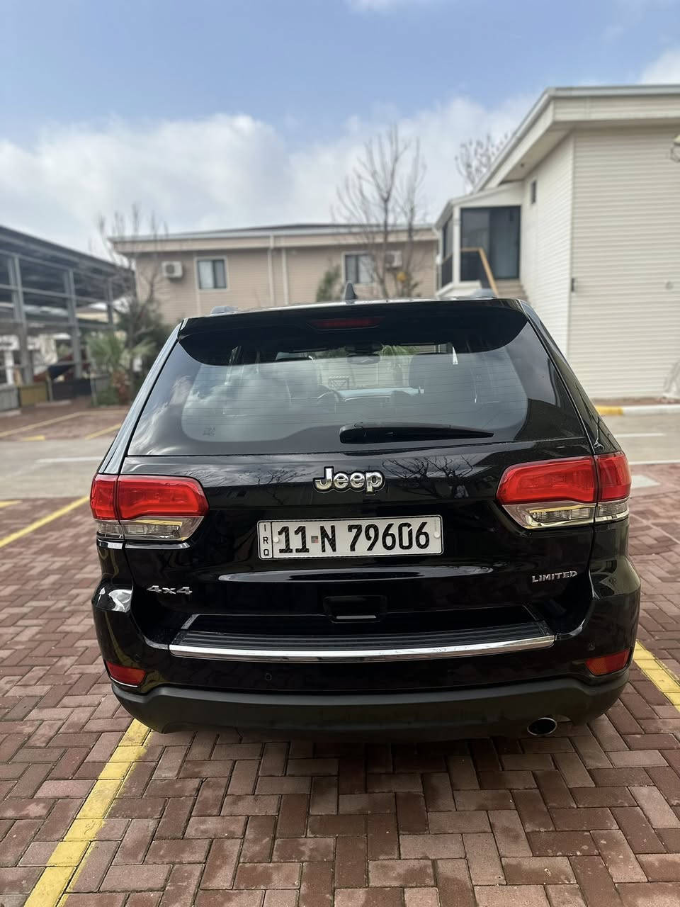 جيب 2020 لمتدد فول مواصفات معروفه ميحتاج اذكرهن موجودات بلصور وصور الحادث هم بلصور صبغ قطعه وحده فقط جاملغ امامي وشويه بارد بلجاملغ الخلفي نفس الجهه السياره بغداد باسمي شرط تحويل وسياره جاهزه من كل شي تخم تاير صدر جديد مكينه كير كفاله 
السعر 23800  (238) ورقه 
مكاني بغداد السيديه 
***********
