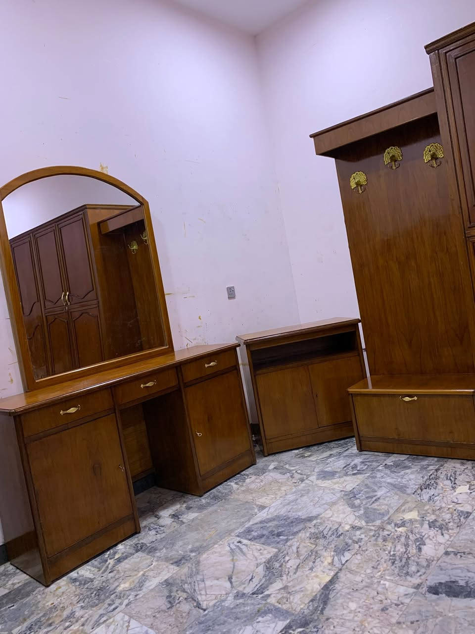 السلام عليكم ورحمة وبركاته من رخصت مدير محترم  الغرف عدد اثنين للبيع  صاج تفصال درجه اولى الله شاهد عل ايدي فصلتهن الغرف خشب 5 ملم ثكيلات جدا تكمه داخل وخارج صاج الضهر جرجوبه نضافتهن 100‎%‎ اي ضرار ماكو تخت جربايه صاج بلوك ثكيل السعر الغرفه سته ملحق 800 وتحتوي عل قاصه سريه ،،،،،،السعر الغرفه سته بيبان ملحقه داخلي يعني الارتفاع كنتور عالي مو ناصي السعر 650 ونقوش كله صاج يدوي ثكيله جدا   ويضا تحتوي عل قاصه سريه رقم هاتف *********** بغداد مكلفه بالنشر اتصلو عل رقم فقط السبب البيع الانتقال الى امكان اخر بلا زحمه عليكم صعدو منشور بكلمه يالله
