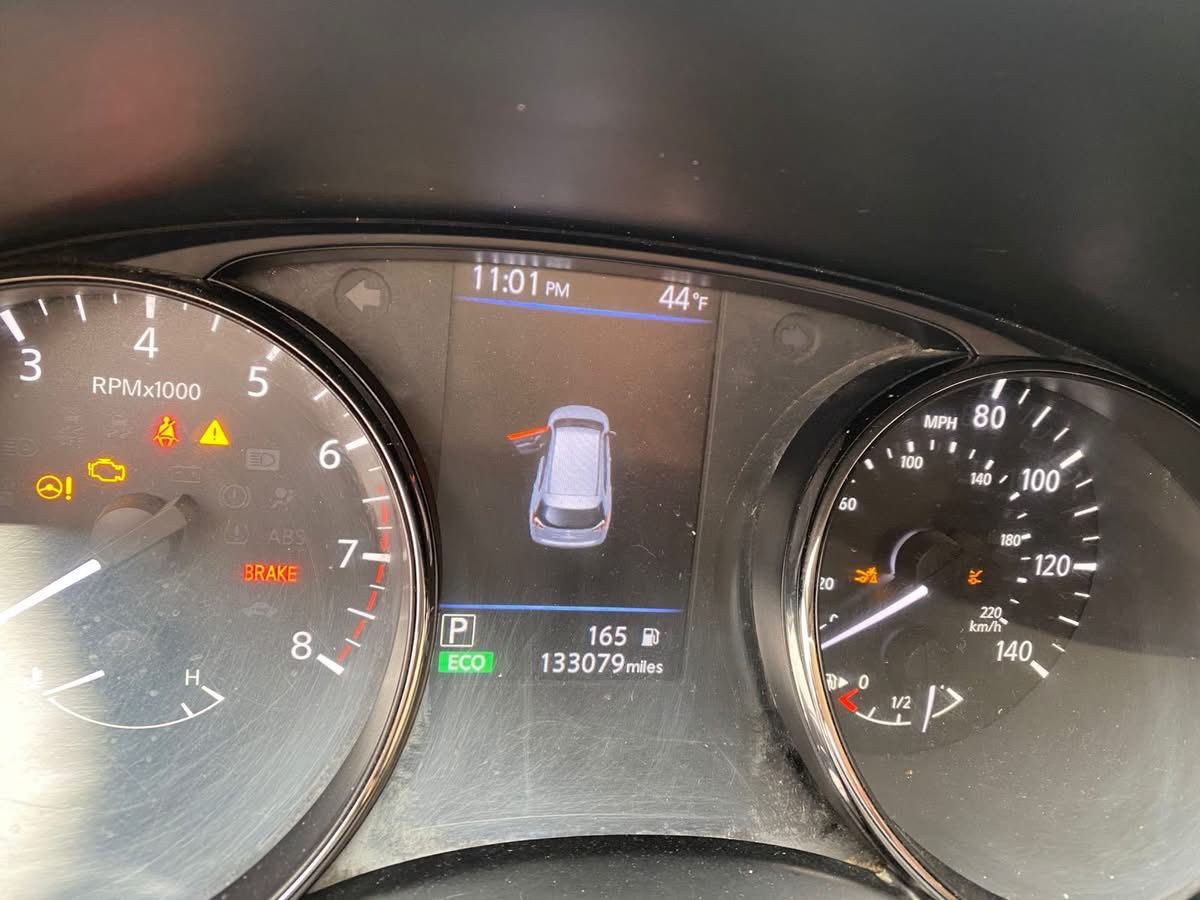 السلام عليكم للجميع 
تحيه طيبه الى ادمن الكروب
نيسان روج2019
فول فول فقط بدون سلايت
محرك 4 سلندر
محرك كير شرط
قطعتين صبغ باب وجاملغ خلف الساىق
السعر 165
رقم موبايل 
(***********)
(***********)
