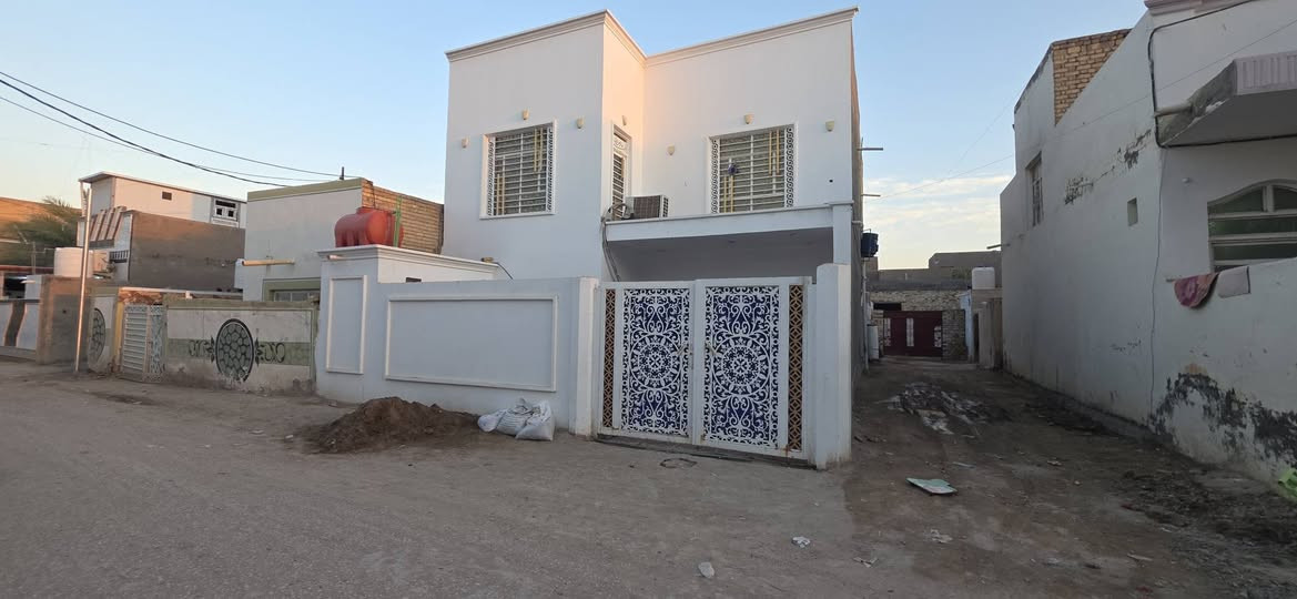 للبيع ركن البيت 200متر يتكون من
3 غرف نوم استقبال كبير مع 3حمامات صحيات مع حديقه وطارمه كبيره موقع البيت جمعيه شارع سامر نوري قرب الحسينيه الاستفسار ***********
