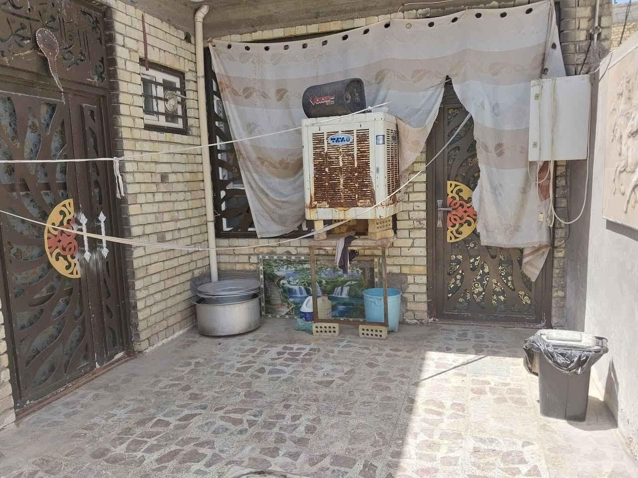 السلام عليكم الدار للبيع مساحه 200 متر علوه الفحل قرب شارع الفلل طابو زراعي سند 25 قرار محكمه يتكون من غرفتين +هول +استقبال +مطبخ +صحيات2+مناور عدد 2 السعر 80 بي مجال الاستفسار ع رقم صاحب البيت ***********
