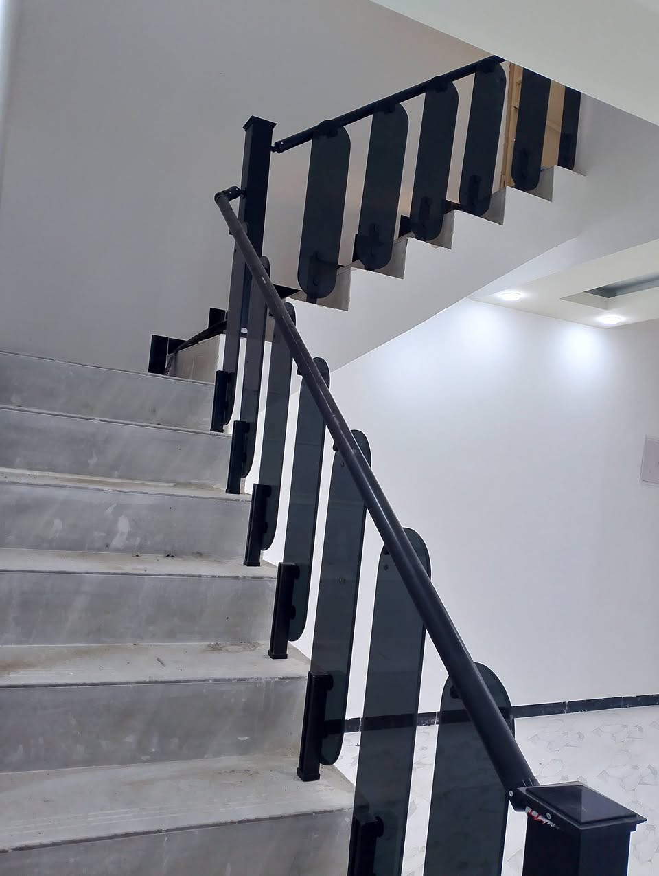 دار معروضة للبيع 100م طابوزراعي سند25 بالتقية 3 مجاور مجمع الروان كونكريت مسلح جاهز للسكن وغير مسكون سابقا للاستفسار الاتصال بالرقم ***********
