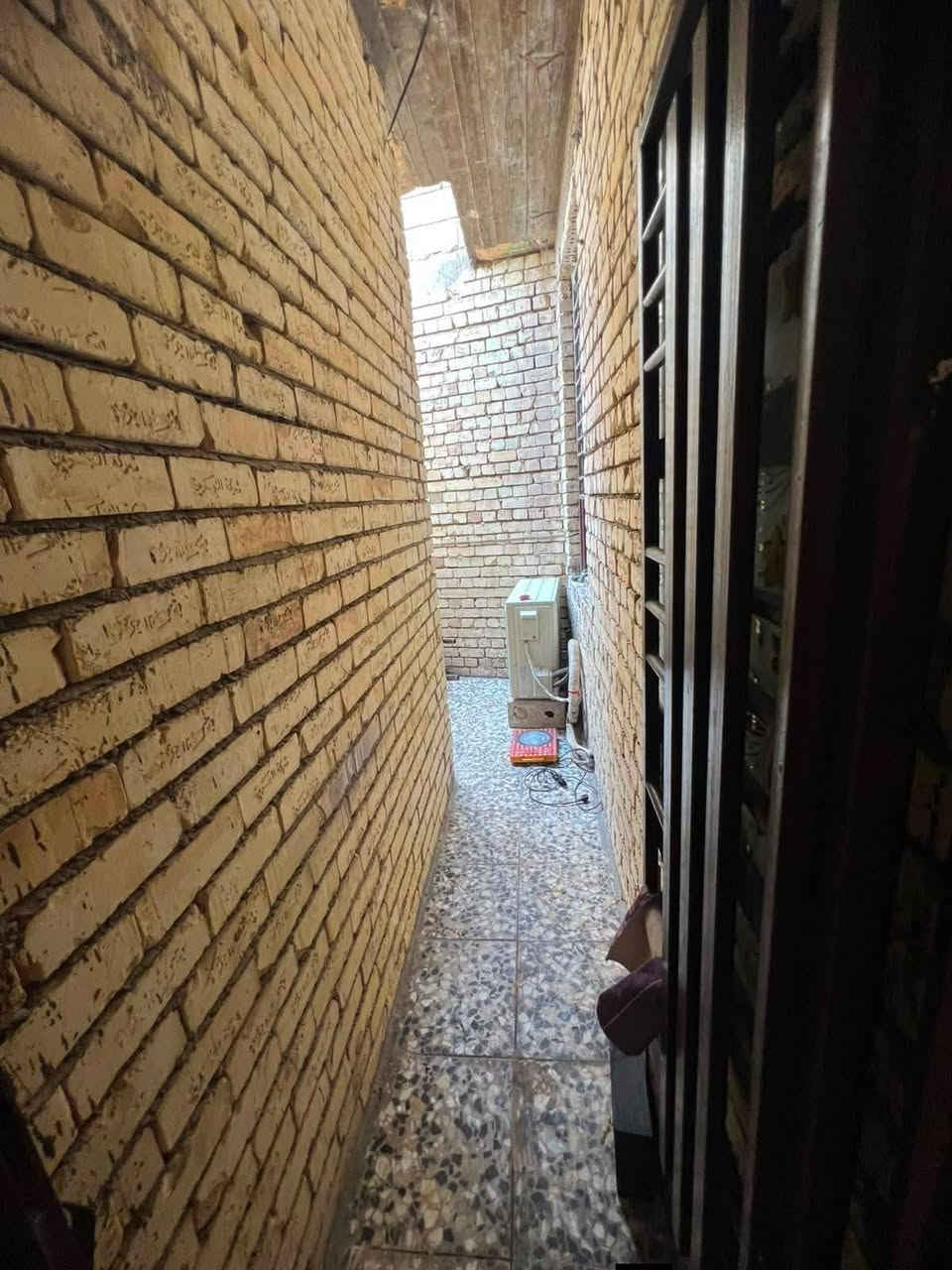 السلام عليكم اليوم عندي بيت طابق ونص متكون من غرفة نوم ومطبخ وصاله واستقبال وحمام تواليت  مع حمام تواليت خارجي مع غرفه وصاله بالطابق الثاني بيت طابوق مسلح المساحه ١١٢مالواجه ٧م والنزال ١٦م سند ٢٥.جسرديالى الجديد الكرغوليه قرب مطبعة ألوان الطيف يبعد عن الشارع العام ٧٠متر تفاصيل اكثر الاتصال على الرقم ***********بيه واتس وبالخدمه
