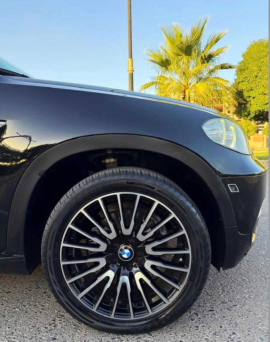 السلام عليكم عارض BMW X52012 للبيع أو المراوس السياره نضيفه خليجيه شركه العروش  نضيفه بمعنه الكلمه  فول مواصفات مغلفهppf السعر 200 بيها مجال  *********** واتساب
