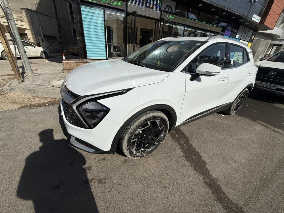 سلام عليكم
سبورتاج خليجي موديل 2024 

مواصفات فول قمارة حديد 

صندوق كهرباء 

اربع حساسات اماميه 

اربع حساسات خلفية 

رادار

كراسي السايق والراكب بصف السايق كهرباء 

تدفئة بالمقاعد الامامية 

تدفئة ستيرن 

شفتات سرعة 

مانع انزلاق 

اوتو هولد 

هاند بريك دكمة 

اربع وضعيات قيادة 

اوتو هولد 

تبريد قطعتين 

شاشات رقمية 

بصمة عدد 2

وباقي المواصفات المعروفة ماشية 63 الف وبيها بارد قليل يم الايت الامامي كد نص شبر حسب السونار المرفق مع الصورة ورايدها 220 وبيها مجال للاستفسار ***********
