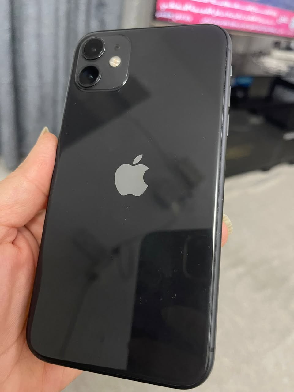 ايفون 11 عادي ذاكرة 64  كيكا نسبة البطارية 75 محدث نظيف جدا بلادي ما مبدل اي شي السعر 325 الف  للاستفسار الاتصال ع الرقم *********** او ع الخاص
