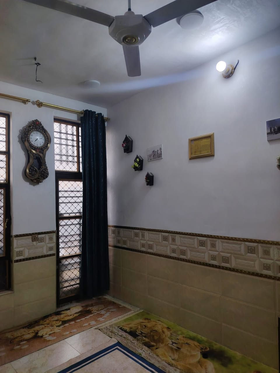 سلام عليكم 
بيت ١٠٠ متر طابق ونص بشارع الحشد منطقة ٢٦ بظهر منطقة ١٢ قريب على المنتزة مال ١٢ 
البيت يحتوي على 
غرف نوم عدد (2)
صاله مشتركة مع المطبخ 
استقبال حمام خارجي وداخلي  بيت موقعة مرتب  
ملاحضة / يحتوي ع 3 خطوط كهرباء 
و3خطوط ماء يعني انسة شيء اسمة انقطاع وبسعر جداً مناسب للاستفسار (***********) واتساب
