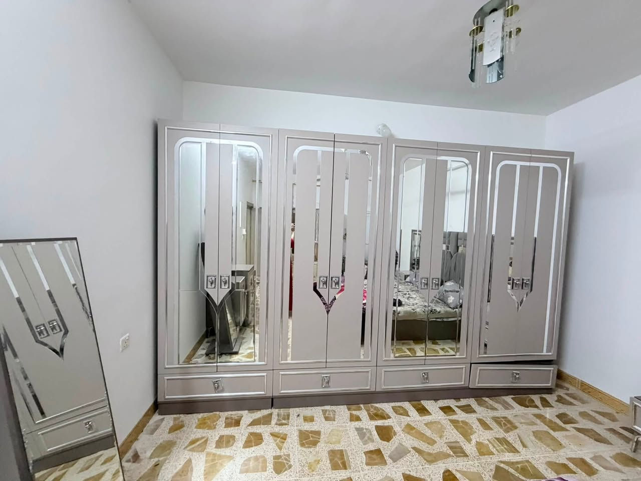 غرفة نوم ٧ قطع للبيع في كركوك 
مستخدمه مدة سنه واحدة 
خشب mdf تركي ضد الحرارة 
الأثاث كله بحالة جيدة إلا جرار الخزانه مفصوخ من المسمار بس اعادة تشكيل 
تحتوي على 
كومديات ٢ 
شازلون 
سرير 
كنتور ٤ أبواب 
كنتور ملحق 
ميز مراية
طابورية 
مراية  
ادراج عامودية عدد ٤ 

سعر العرض :    ١،٤٠٠،٠٠٠ دينار عراقي و قابل للتفاوض 
الاتصال على رقم : ***********
