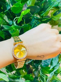 ساعة نسائية • مرصعة بالكرستال • تصميم شتوي