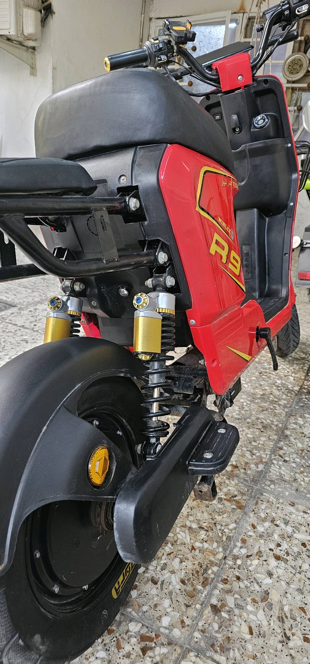 دراجة كهربائية باللون الأحمر، بحالة جيدة وما مستعملة كثير. مزودة بأضواء LED ملونة تضيف جاذبية ووضوح في الإضاءة الليلية. تتميز بتصميم يسهل الحركة والتنقل في الشوارع.

إذا تبحث عن وسيلة نقل اقتصادية ومناسبة للتنقل اليومي، هاي الدراجة هي الأفضل لك!