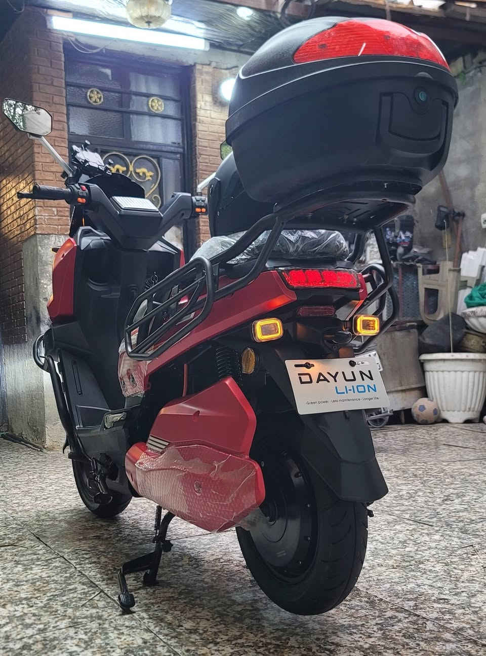 السلام عليكم.دراجه  _DAYUN_دايوان
.بطاريه _ليثيوم _32_ امبير ...(زيرو )..(زيرو ) .(ضمان لمدة سنه ).الملف 2000 W...السرعه الفعليه مع الوزن _85_ اما الكليه _99_...تقطع مسافه _70_ كيلو بل شحنه الواحده ...نظام تشغيل . بصمه..سويج ..كارت..تشغيل عن بعد وجهاز مانع سرقه...كتلوك الشركه..وصل المعرض بيه ...السعر (مليون و400) قفل...مكاني بغداد الشعب...الشراي يتصل...***********
