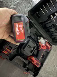 دريل لقمه شحن 1000 نيوتن جديد ماركة ميلوكي كامل مع بطاريات عدد ثنين 88...