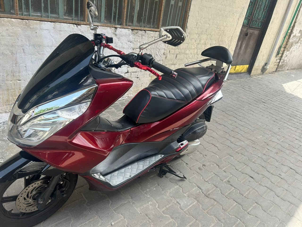 السلام عليكم للبيع دراجه pcx جيل الثاني دراجة مال رمبه ماخذها رمبه اوراق المعرض  موجوده الدراجه على ايدي حجم  مكينه 125 ياباني وارد ياباني دراجه جديده مال جناي وعلى ايدي
دراجه كامله تزويد رياضي بلادي أستان كهربائي حساس ازدحام الدراجه مكينه لوك شلعه معدل خير من اللّٰه دراجة بمعنئ الكلمه واحلى من الصور مال جناي المكان بغداد شارع الكفاح
دراجة مكفوله اي نقص مابيه
السعر 18$ وبيه مجال تعال وتشلع عيوني 
اي استفسار. *********** اتصال + واتساب فقط
