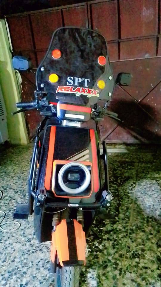 السلام عليكم دراجه شحن حجم كبير مواصفاتها ٣ سرع سرعتها ٨٠ حقيقي ٧٥ لايت عالي ناصي ورماش بلوتوث صندوك خلفي حجم كبير ومرايه شمسيه  البطاريات عدد ٦ مكاني بغداد حي العامل رقم واتساب ***********
السعر ٦٠٠
