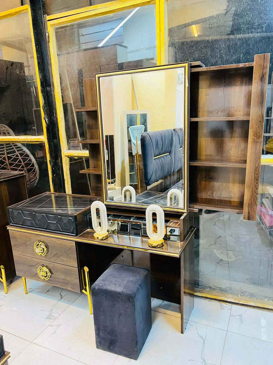 غرفه نوم تركي  🇹🇷
اصلي خشب ثقيل صبغ حراري مطعم بمرمري
10 قطع ماركه قماش وتر بروف سجج هادروليك يده ذهبي حديد مع كنتور طفل ملحق نضافة 90 💯 بسعر 950  استفسار ***********
