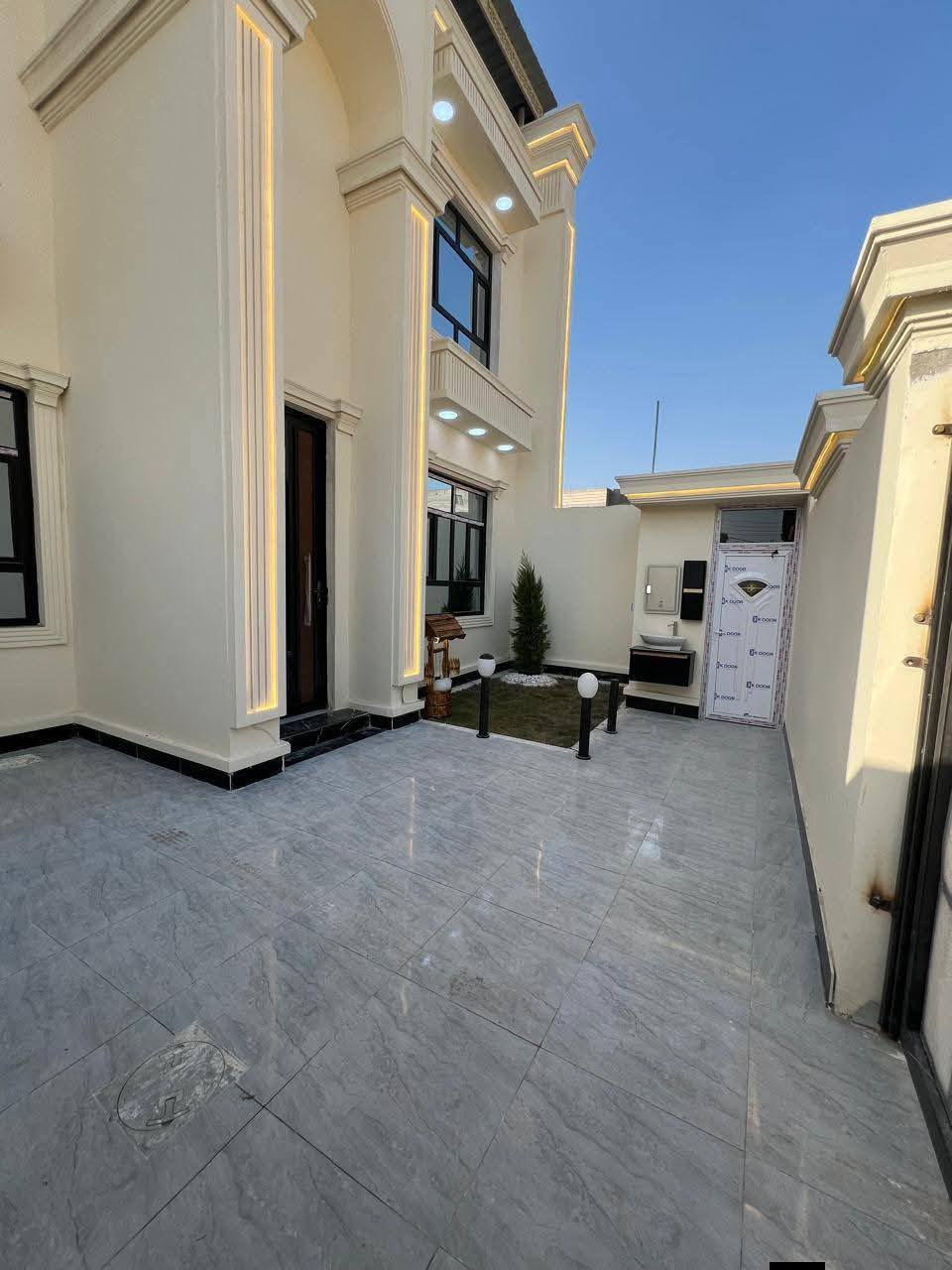 #اسعد #الله اوقاتكم بكل خير احبتي🫶🏻
     *********** ☎️
#جبنالكم #فله #طابقين✅
 بمساحه 250 متر✅
نوع العقار طابو صرف عرصه✅
تحويل بأسم المشتري مباشر✅
#يحتوي #الطابق #الأرضي✅
على غرف منام عدد3 ماستر
+ديوان+كبير+مطبخ+صاله كبيره
+صحيات داخليه كبيره+منور عدد 2
+كراج🚘 +حديقه🌹🌲🍀🌺🌴🌹
+صحيات خارجيه
#الطابق #الثاني #يحتوي
على غرف منام عدد3 ماستر
+صاله كبيره +صحيات كبير
+صطح سيراميك +مسقفات كي سبان
عن الرطوبه وحرارة الصيف الدار
جدآ متعوب عليه مال جناي
لحك واشتري قبل لاينباع
العنوان البصرة ابي الخصيب
 غرب المحكمة الجديدة 
#السعر #المطلوب
 260مليون قابل للتفاوض
مع توفر كافة الخدمات
 #شارع 15مترتبليط بلباب انارة💡ماء كهرباء مجاري
فارق جاهزة للسكن 
      ***********
نستقبل كافة العروض العقاريه✍️
