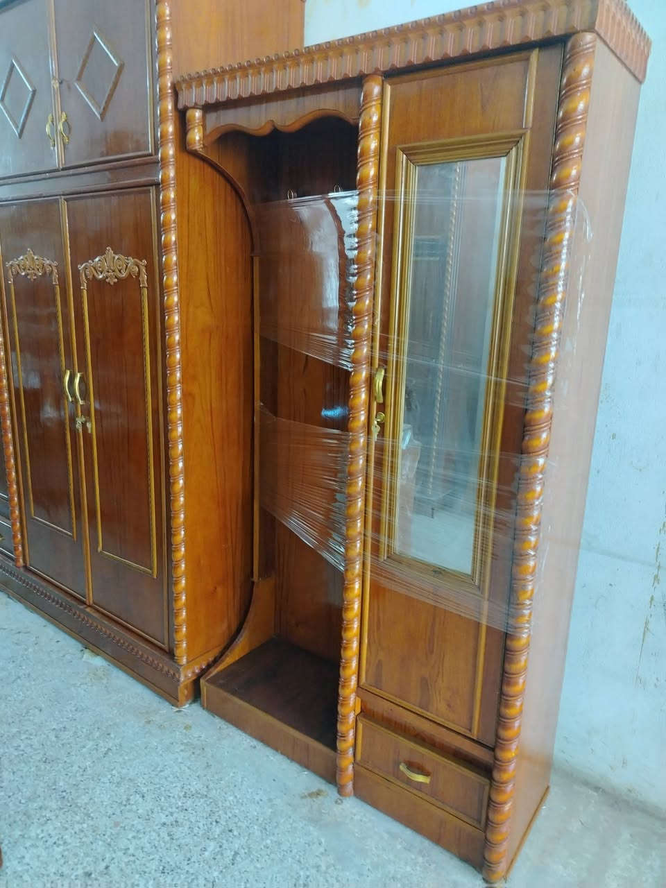 غرفة نوم ٦باب طابقين صاج داخل وخارج حطاطة السعر ٧٥٠ الف وبيها مجال الشراي العنوان بعقوبة كاطون شارع أبو رباح مجاور مرطبات السيد *********** مزاد ابو كرار الغريباوي
