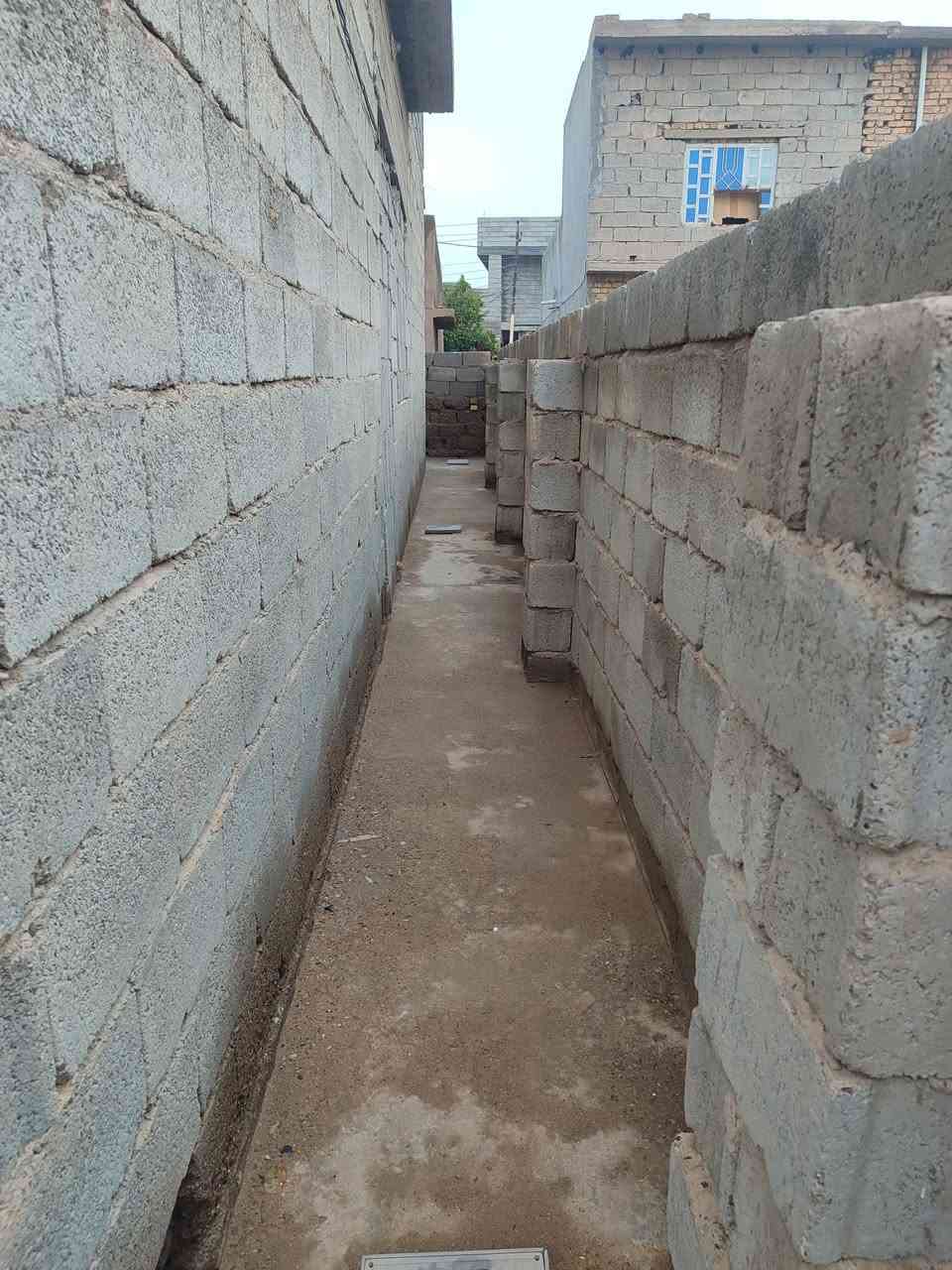 سلام عليكم 
دار للبيع المساحة 200متر طابو صرف يتكون من استقبال ومطبخ وصالة وغرفتين نوم نقص سيراميك الموقع نهر الشيخ حي العسكري السعر 70 وبي مجال للاستفسار ***********
