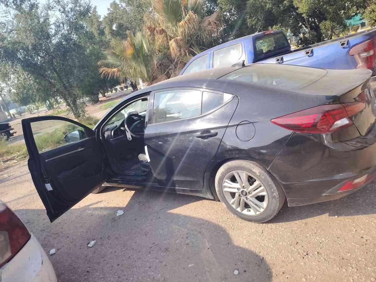 النترا موديل ٢٠٢٠ 
حادثها بنيد فقط ،،، مكينه بلادي ٢٠٠٠ دوش
كير at ،،، أنظمة قيادة نورمال سبورت وقوف ذاتي
حساسات خلفية جانبية أمامية
لايت لد تبريد ثلج تدفئة بلاد
السياره كلها ليبل واحد ،،، 
ماشيه ١٠٠ ،،، سعرها ١٢٢ بيها مجال بسيط
الله يرزق الجميع يارب 🤲

***********
