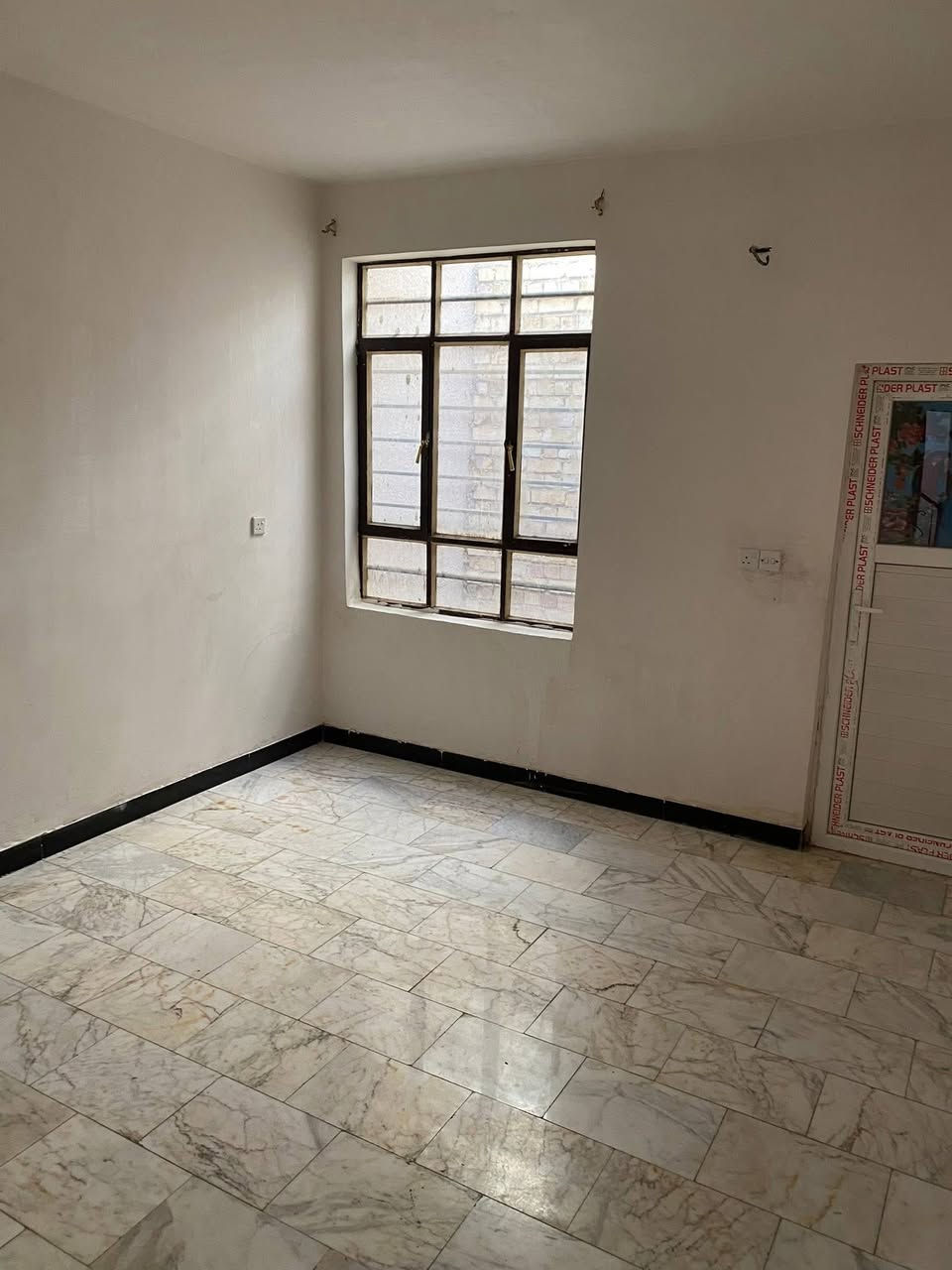 السلام عليكم
بيت للايجار في الغدير 

مساحة ٧٠ متر طابقين بناء حديث  

يفضل موظف وعائلة صغيرة 

0783 823 2837
