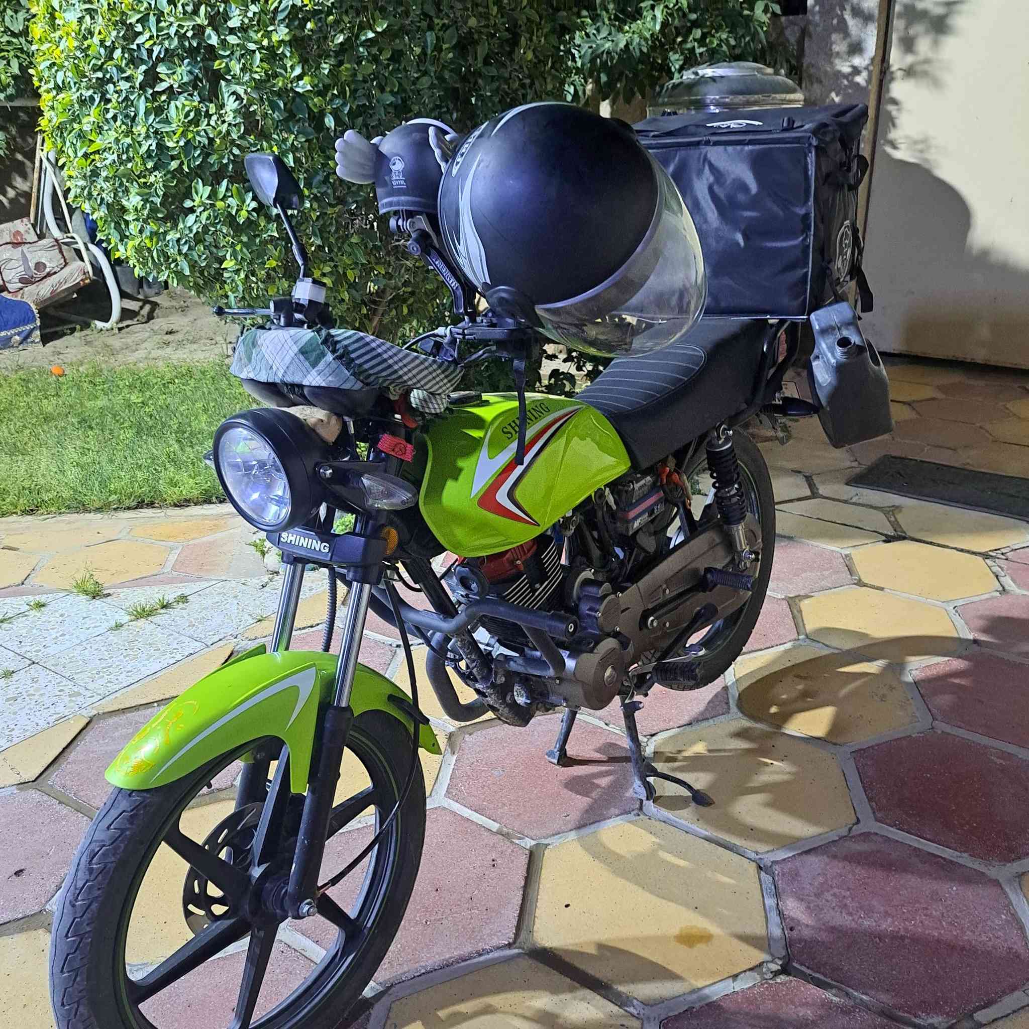 السلام عليكم 
دراجه شاينك للبيع الدراجه جديده ماشيه ٤٠٠٠ ونص 
الدراجه كفاله عامه وين متريد وديه الدراجه ما ممدوده عليه سبانه وما مشتغله دلفري ابد الصندوق جماليه أين نقص ماكو بس الباتري ضعيف سلف هندر بأي وقت مكان ديالى بعقوبه الرقم ***********
